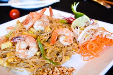 Shrimp pad thai with bean sprouts, lime and crushed peanuts